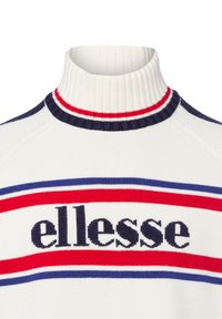 Witte sweater met een hoge geribbelde kraag. Voorzien van rode en blauwe gestreepte accenten en het "ellesse" logo prominent weergegeven in zwart.