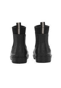Botas de tobillo de goma negra con un acabado suave, paneles laterales elásticos y una lengüeta de tela con un acento a rayas en tonos marrón y blanco.