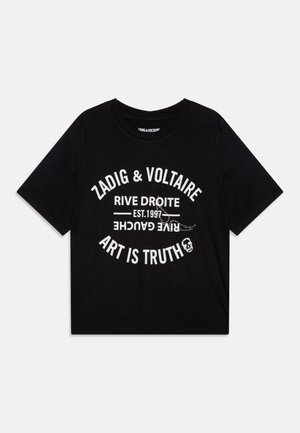 Melna T-krekls, īsas piedurknes, brīvs piegriezums. Iekļauj baltu tekstu: "ZADIG & VOLTAIRE," "RIVE DROITE" un "MĀKSLAS PATIESĪBA". Klasiska apaļa dekoltē.