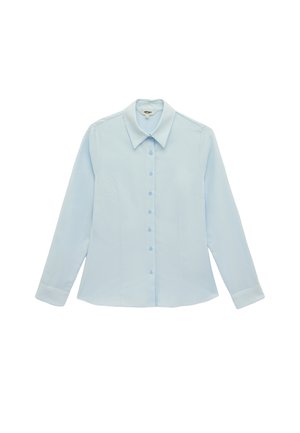 Camisa azul claro de manga larga con botones, cuello puntiagudo y cintura entallada, mostrada plana sobre un fondo blanco.