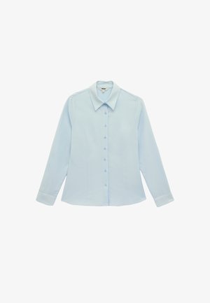 Camisa azul claro de manga larga con botones, cuello puntiagudo y cintura entallada, mostrada plana sobre un fondo blanco.