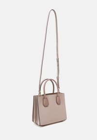 Borsa a tracolla in pelle rosa chiaro con doppi manici e tracolla regolabile, dotata di chiusura con zip e design strutturato con una sottile texture.