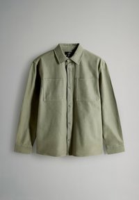 Olijfgroen overhemd met knoopsluiting, lange mouwen, kraag en twee borstzakken aan de voorkant, op een effen lichte achtergrond.