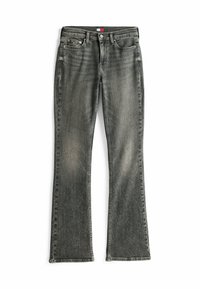 Jeans acampanados de mezclilla gris con un acabado desgastado. Presenta cinco bolsillos, un cierre de botón en la parte superior y costuras contrastantes a lo largo de las costuras.