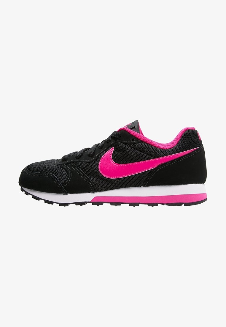 Chaussure de course Nike noire et rose avec tige en mesh, logo swoosh rose, col rembourré, semelle intermédiaire blanche et semelle extérieure noire texturée.