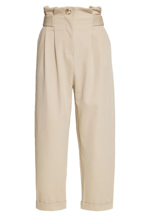 Beige broek met hoge taille en een paperbag-taille, gouden knoopsluiting, plooien, zijzakken en omgeslagen broekspijpen.