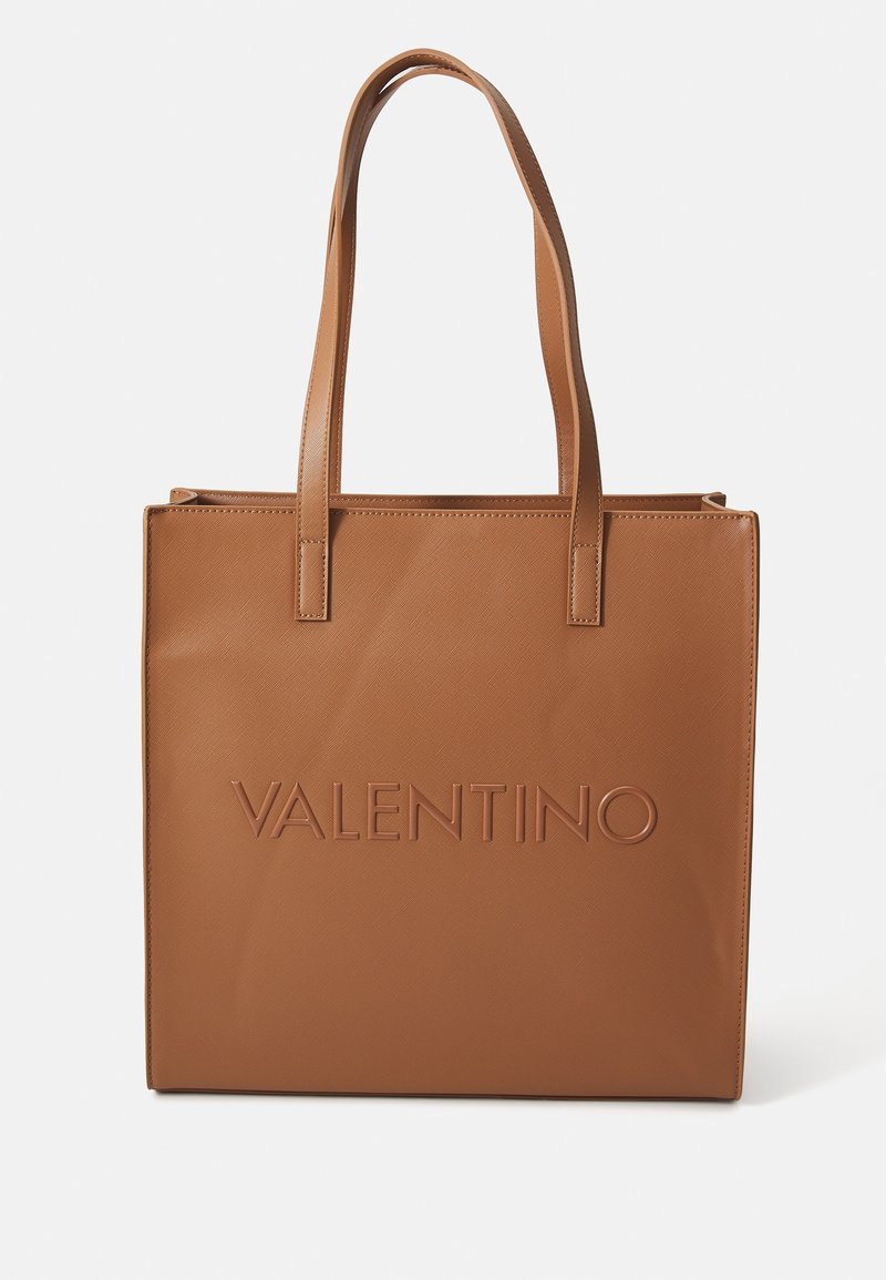 Brun läder tote-väska med dubbla handtag och präglad "VALENTINO"-logotyp på framsidan, rektangulär strukturerad form.