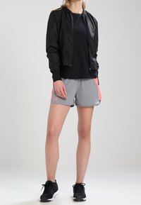 Under Armour Pantalón corto de deporte - grey