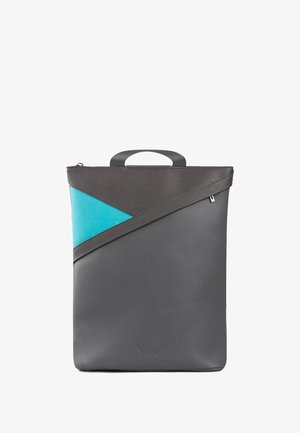 Graue Lederhandtasche mit einem blauen Dreieckakzent, ausgestattet mit einem oberen Griff und einem Reißverschluss. Glatte Textur mit diagonalen Designelementen.