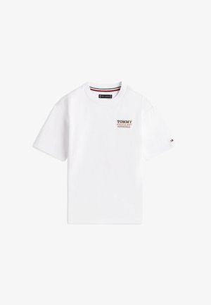 Biała koszulka z krótkim rękawem i okrągłym dekoltem, z napisem "TOMMY ATHLETIC DEPT BASKETBALL" na piersi oraz małym logo flagi na lewym rękawie.