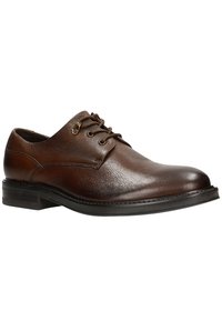 Chaussure oxford en cuir marron avec un bout rond, finition texturée, quatre œillets, accessoires en métal doré et semelle en caoutchouc. Design classique.