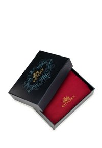 Scatola rettangolare nera con un design decorativo blu, contenente un panno rosso con il logo dorato "Wittchen", caratterizzato da un bordo a zigzag.