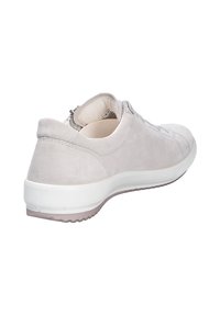 Chaussures en suède gris clair avec un bout arrondi et une surface texturée, dotées d'une semelle en caoutchouc blanche et d'une fermeture éclair à l'arrière.