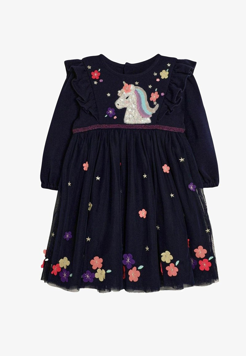 Rochie lungă bleumarin cu mâneci lungi, având un motif cu un unicorn țesut cu paiete, mâneci cu volane și broderie florală pe fustă, cu un overlay din tul.