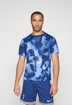 Nike sportshirt in blauw met abstracte patronen, korte mouwen, ronde hals. Teamlogo op de borst. Glad, lichtgewicht materiaal.