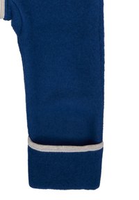 Marineblauwe fleece broekspijp met lichtgrijze elastische boorden. De stof is zacht, gestructureerd en heeft een eenvoudig ontwerp zonder extra patronen.