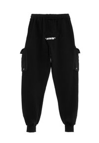 Pantalones de chándal negros con una cinturilla elástica, piernas ajustadas y dos bolsillos laterales tipo cargo. Presenta gráficos de texto en la parte trasera. Textura suave.
