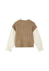 Brauner Strickpullover mit gerippter Textur und kurzen Ärmeln, ausgestattet mit weißen Puffärmel und einem gewellten Halsausschnitt.