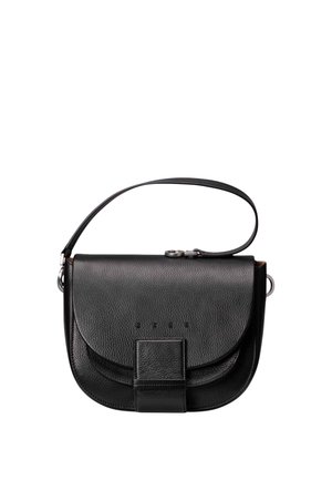Sac à épaule en cuir noir avec finition texturée, fermeture à rabat et sangle courte, présenté sur fond blanc.