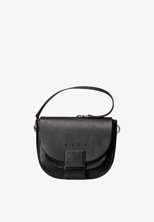 Bolso de hombro negro de cuero con acabado texturizado, cierre de solapa y correa corta, mostrado sobre un fondo blanco.