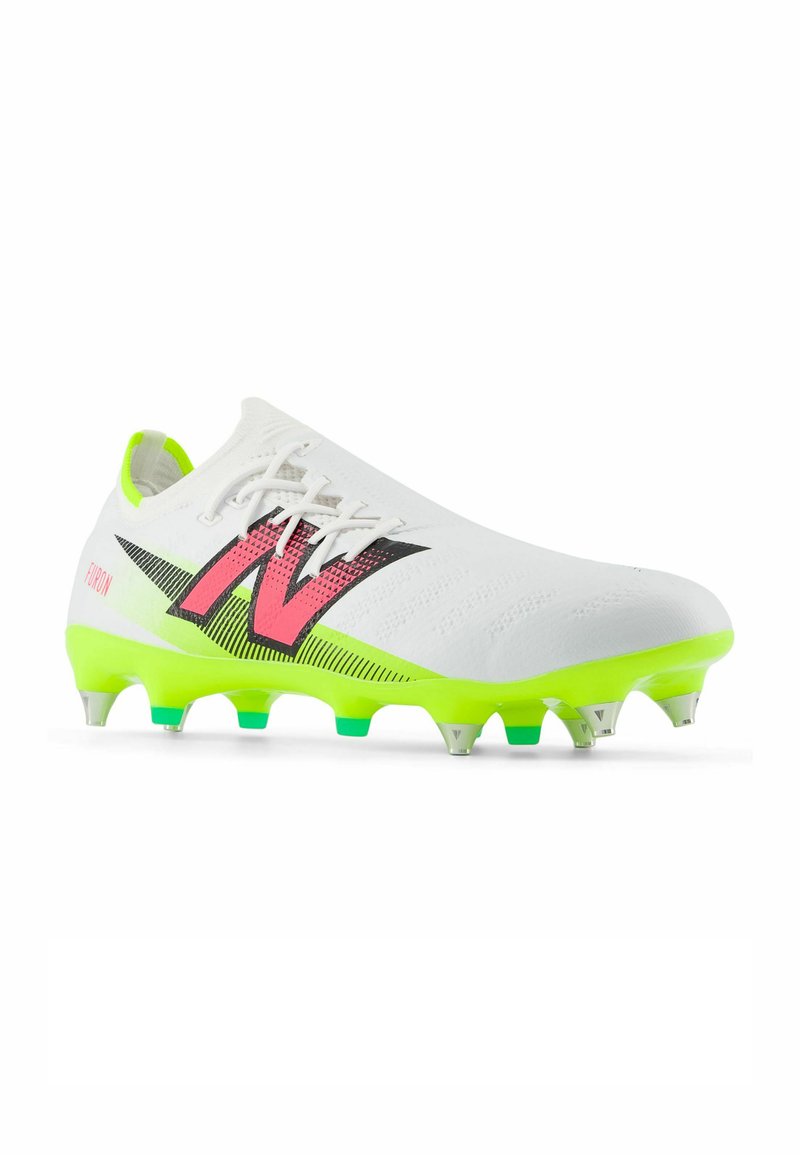 Weißer Fußballschuh mit neongrüner Sohle und pinken Akzenten. Verfügt über ein strukturiertes Obermaterial und sechs konische Stollen für besseren Halt.