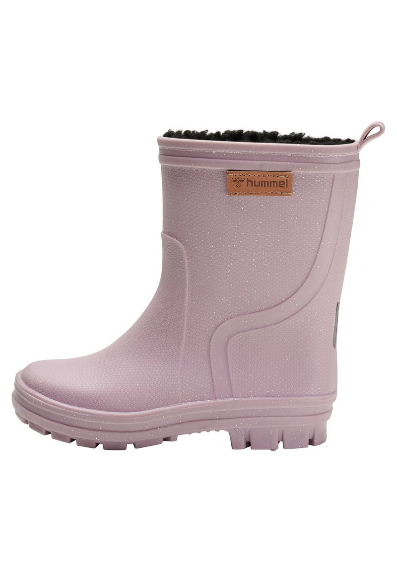 Botte en caoutchouc lilas avec une surface texturée, doublure en polaire noire et patch logo en cuir marron. Caractéristiques : semelle épaisse et hauteur jusqu'aux chevilles.