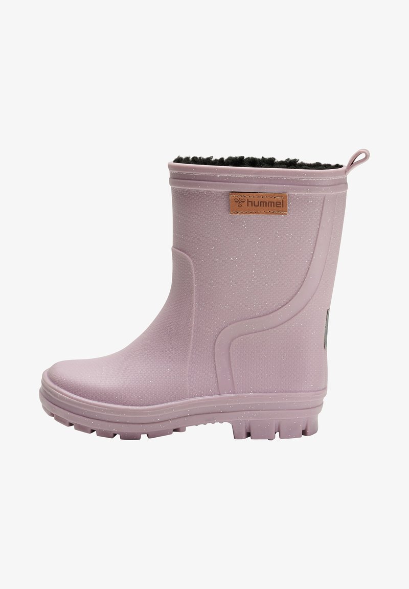Botte en caoutchouc lilas avec une surface texturée, doublure en polaire noire et patch logo en cuir marron. Caractéristiques : semelle épaisse et hauteur jusqu'aux chevilles.