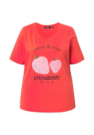 T-shirt rouge à manches courtes avec deux fraises roses illustrées et le texte « sweet & sour STRAWBERRY enjoy every day » sur le devant.