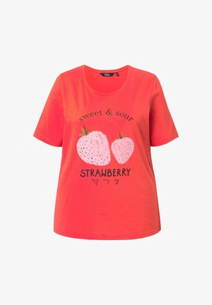 Rood t-shirt met korte mouwen met twee geïllustreerde roze aardbeien en de tekst "zoet & zuur AARDBEI geniet elke dag" op de voorkant.