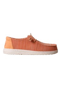 Chaussure slip-on en maille respirante orange clair avec bout rond, passants pour lacets, talon rembourré et semelle texturée blanche mouchetée.