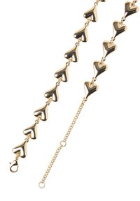 Guldtonet armbånd med et sammenkædet design, der har hjerteformede charms. Glat, reflekterende overflade med en krabbe-lås og forlængerkæde.