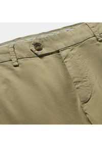 Pantaloni khaki realizzati in tessuto morbido e leggero con chiusura a bottone, frontale piatto e tasche laterali, caratterizzati da una texture sottile e pieghe.