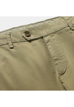 Khaki spodnie wykonane z miękkiego, lekkiego materiału, z zapięciem na guzik, gładkim przodem i bocznymi kieszeniami, z delikatną fakturą i marszczeniami.