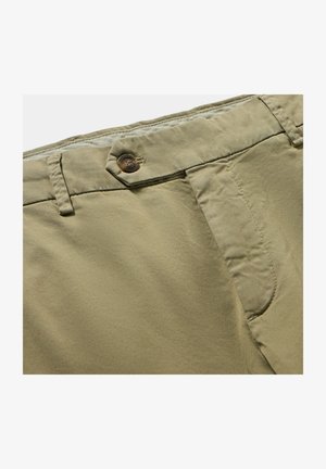 Pantaloni khaki realizzati in tessuto morbido e leggero con chiusura a bottone, frontale piatto e tasche laterali, caratterizzati da una texture sottile e pieghe.