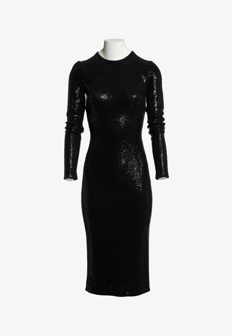 Robe noire cintrée à manches longues, longueur genou, couverte de petites sequins, présentée sur un buste de mannequin blanc sur fond blanc.