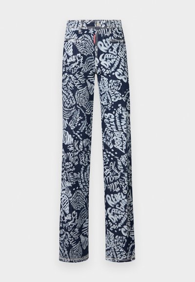 Μπλε τζιν με μοναδικό, ολόλευκο γραφικό τύπωμα σε όλη την επιφάνεια με διάφορα σχέδια κειμένου, ίσια γραμμή και τυπική υφή τζιν.