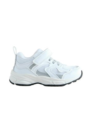 Biały dziecięcy sneaker z czarną podeszwą, siateczkową i syntetyczną cholewką, elastycznymi sznurowadłami oraz pojedynczym paskiem na rzep do zapięcia.