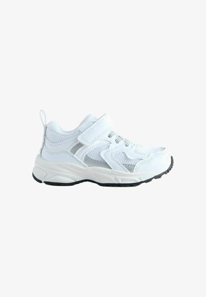 Biały dziecięcy sneaker z czarną podeszwą, siateczkową i syntetyczną cholewką, elastycznymi sznurowadłami oraz pojedynczym paskiem na rzep do zapięcia.