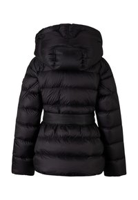 Sort pufferjakke med hætte, bælte i taljen og quiltet design. Har vandrette striber og en glat, skinnende overflade.