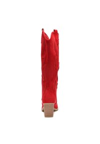 Bota vaquera de cuero rojo con textura perforada, punta afilada y costuras decorativas. Incluye un tacón apilado y un borde superior curvado.