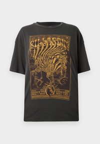 Zwarte katoenen t-shirt met een gouden grafische print van skeletten en tekst, met een ontspannen pasvorm en korte mouwen.