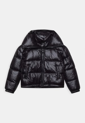 Veste doudoune noire avec un col haut, finition brillante, fermeture à glissière sur le devant et poignets élastiques. Comprend deux poches latérales et un design matelassé.