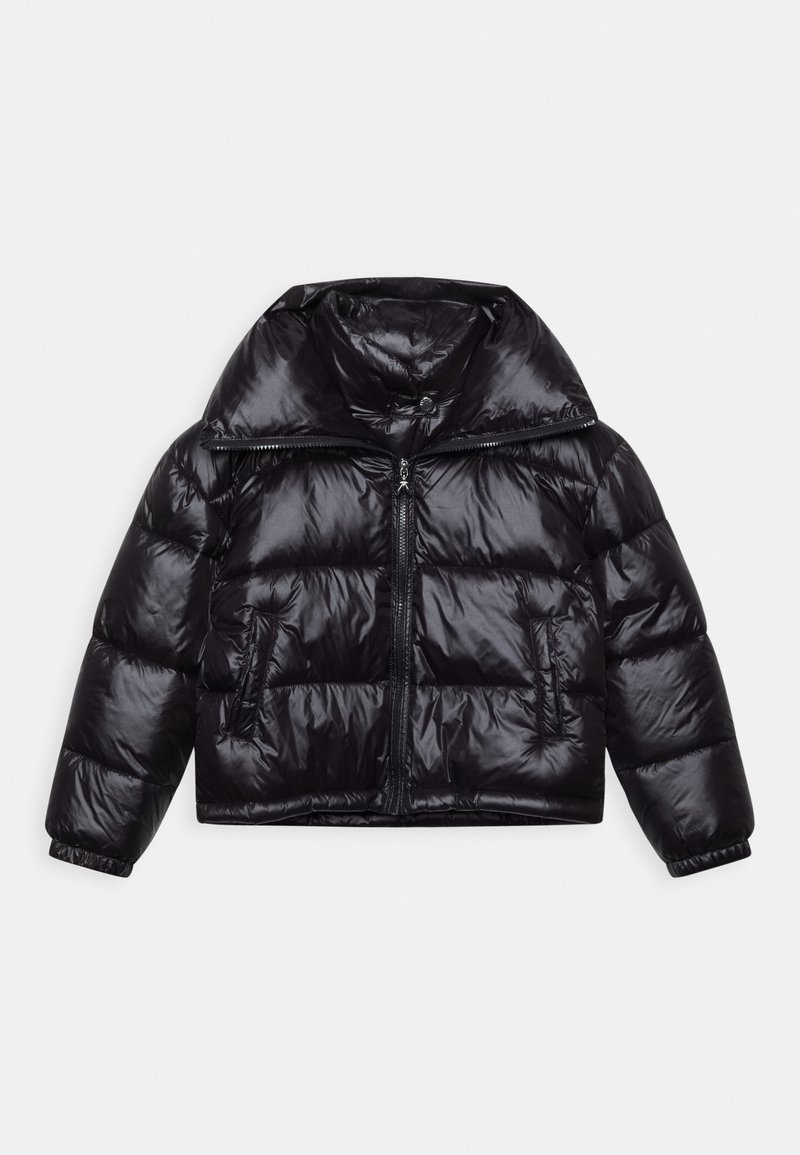 Czarna kurtka puchowa z wysokim kołnierzem, błyszczącym wykończeniem, zamkiem z przodu i elastycznymi mankietami. Posiada dwie boczne kieszenie oraz pikowaną fakturę.