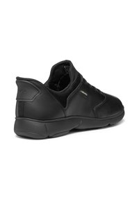Baskets en cuir noir avec profil bas, accents texturés et semelle en caoutchouc flexible. Dotées d'un logo sur le talon et d'un col rembourré.