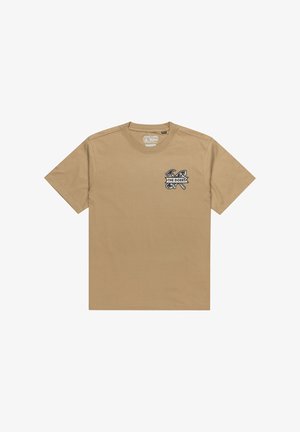 Tan bomulds T-shirt med korte ærmer, rund halsudskæring og et lille sort grafisk logo på venstre brystområde, der viser økser og fisk.