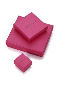 Tri ružičaste kutije za poklone različitih veličina, s glatkom teksturom i mat finišem, s imenom branda "YOKOAMII" ispisanim crnom bojom.