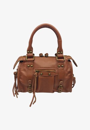 Sac à main en cuir marron avec double anses, poche avant zippée, boucles décoratives et tirettes à franges sur fond blanc.