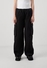 Svarta cargo byxor med en vida design, elastisk midja och flera sidofickor. Tyget verkar lätt och har en matt yta.