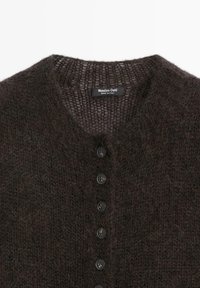 Dunkelbrauner, flauschiger Strickcardigan mit sechs schwarzen Knöpfen auf der Vorderseite und einem "Massimo Dutti Made in Italy"-Etikett nahe dem Kragen.