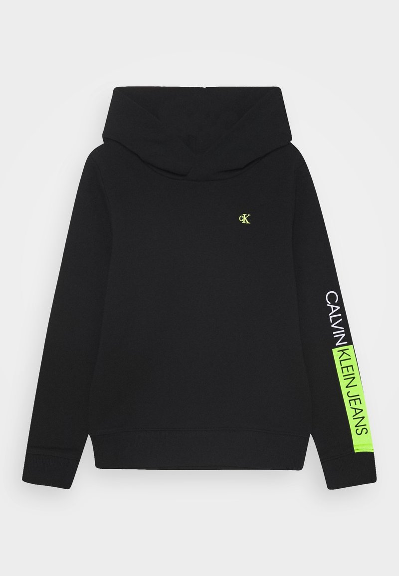 Černá mikina Calvin Klein Jeans s malým neonově zeleným logem "cK" na hrudi a neonově zeleným pruhem s textem "Calvin Klein Jeans" na pravém rukávu.